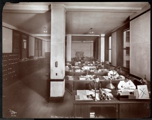 Mulheres trabalhando em um escritório na Metropolitan Life Insurance Co. na 23rd Street e Madison Avenue, Nova York, 1907 (impressão em gelatina de prata)